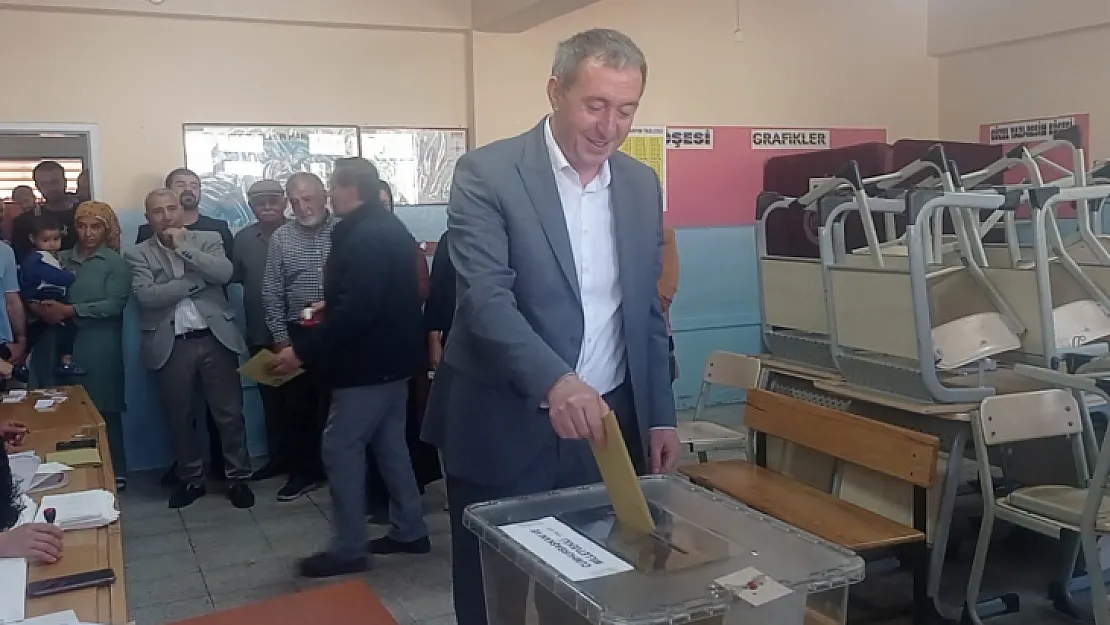 Yeşil Sol Parti Siirt Milletvekili Adayı Tuncer Bakırhan oyunu kullandı