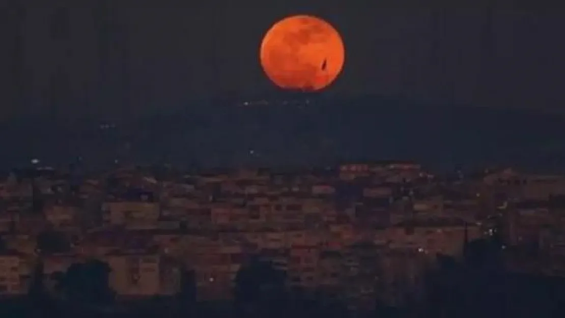 Ay tutulması ve Siirt'te de hissedilen depremler yine beraber geldi, peki yaşananlar tesadüf mü? Uzmanlardan kafa karıştıran soruyu cevapladı