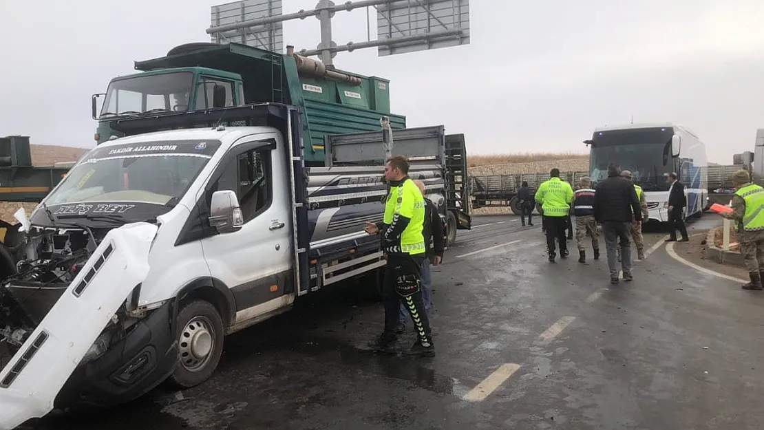 Yoğun Sis Zincirleme Kazaya Neden Oldu: 2 Yaralı