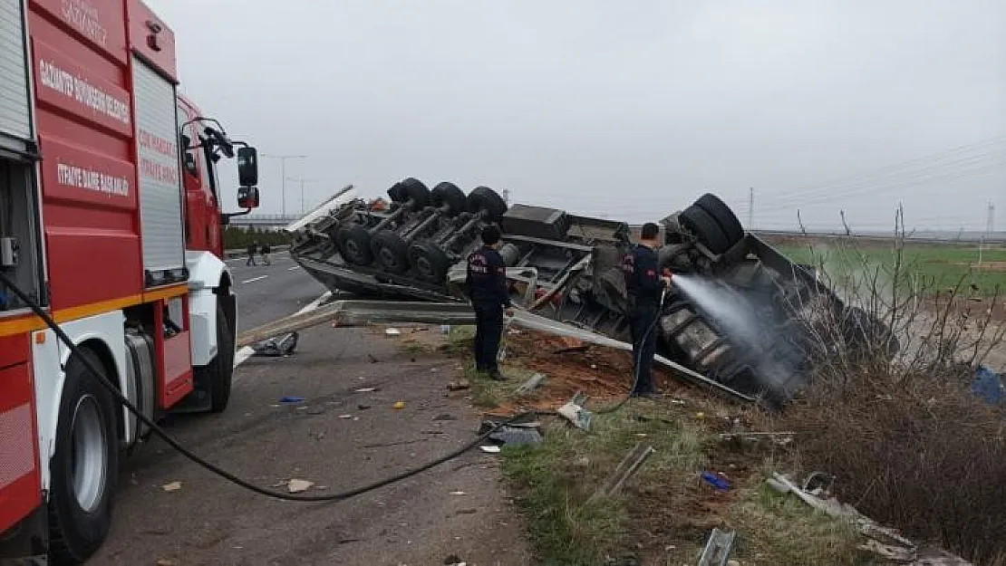 Yolcu minibüsü tıra çarptı: 1 yaralı