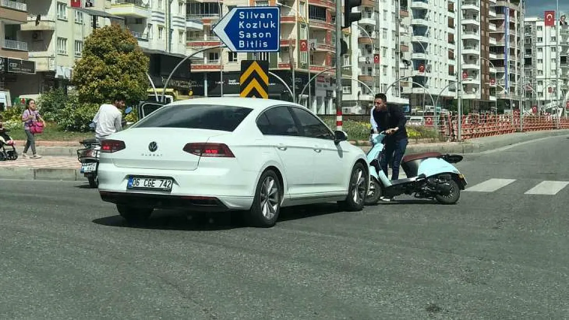 Yolu karıştıran sürücü motosiklete çarptı