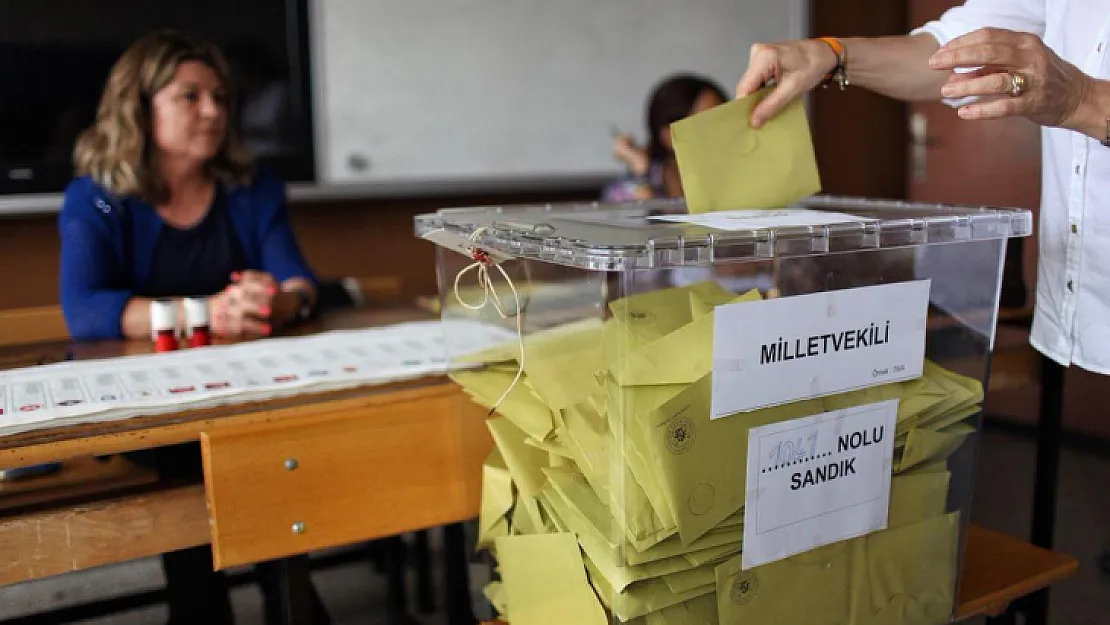 YSK, seçmen listelerini askıya çıkardı! Adresinizde kimler nerede oy kullanacak hemen öğrenin!