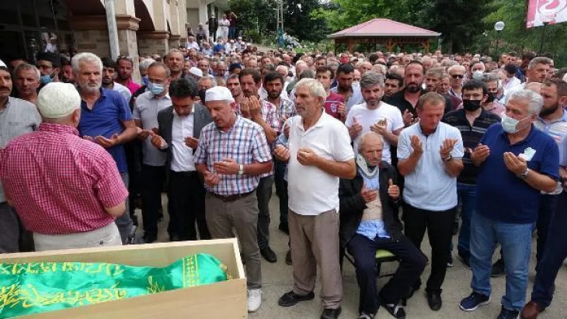 Yürek yakan kaza! Kız istemeden dönen anne ile oğlu devrilen araçta yaşamını yitirdi