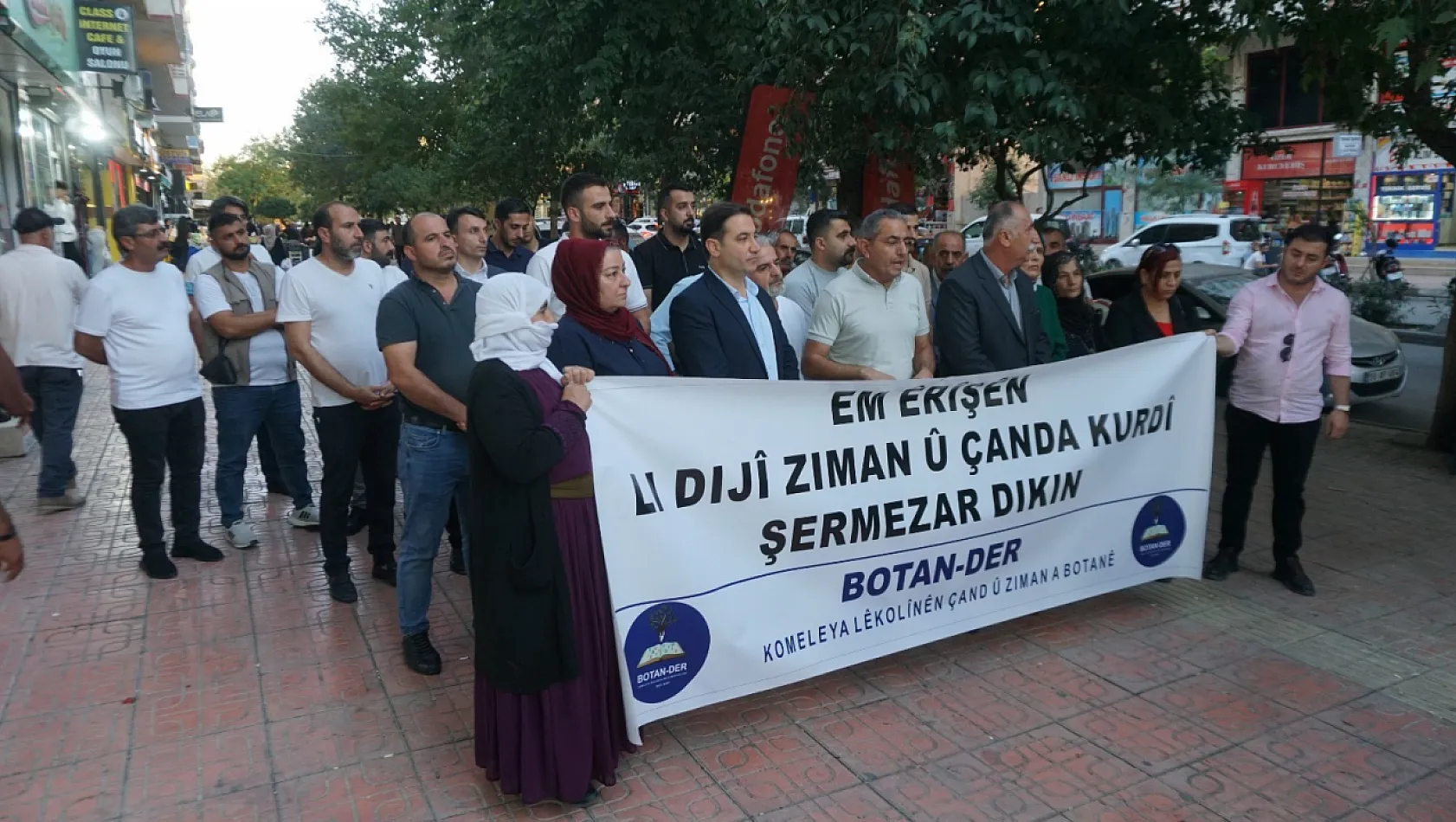 Kürtçe Eğitim Veren Kurumlara Yapılan Polis Baskını, Siirt'te Protesto Edildi!