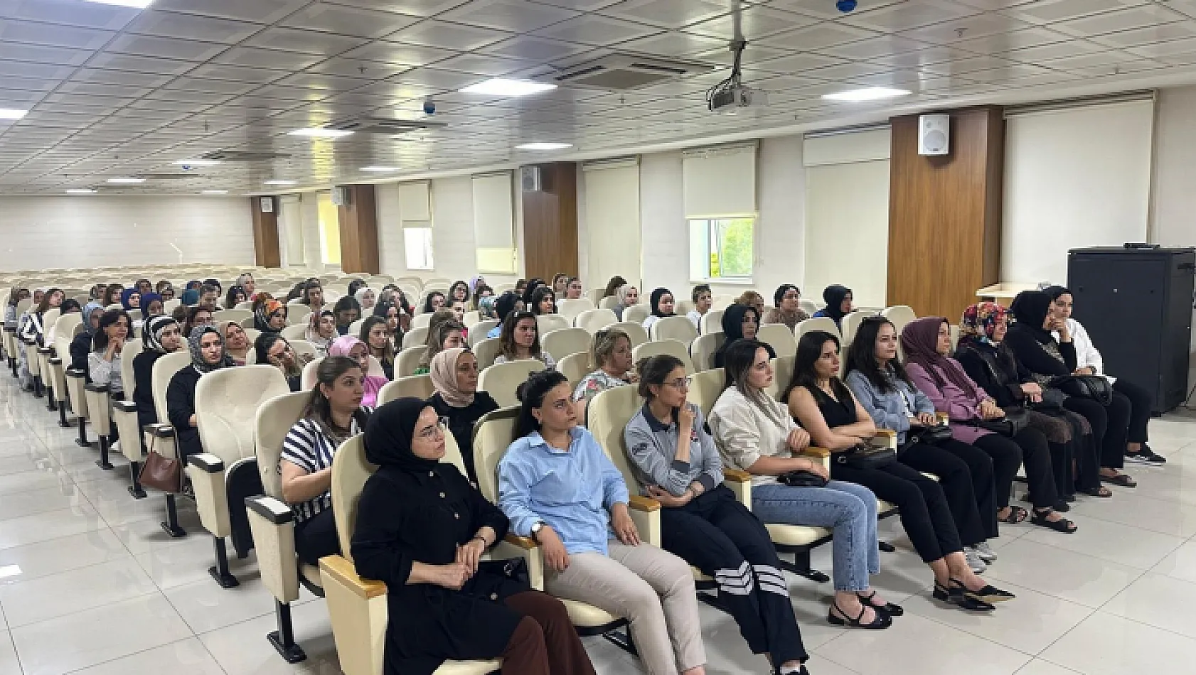 Siirt Belediye Eş Başkanı Sofya Alağaş Kadın Personellerle Bir Araya Geldi