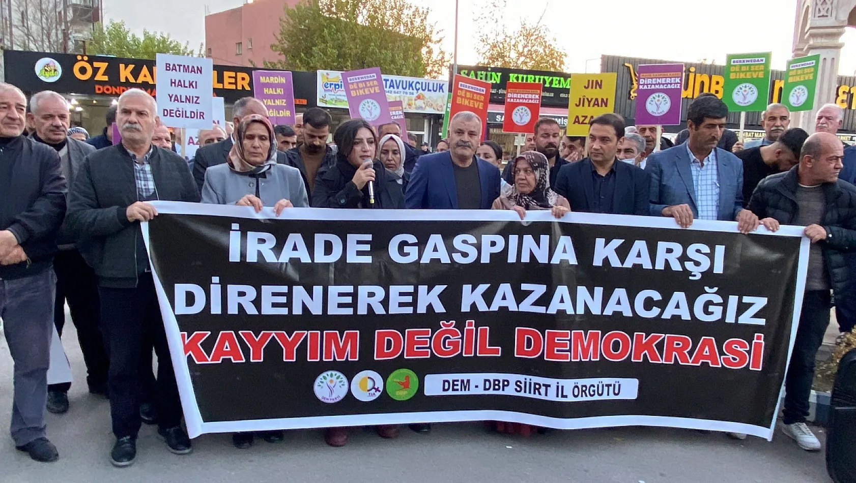 Siirt Kurtalan'da Kayyım Protestosu: 'Kayyım Değil Demokrasi' Sloganıyla Yürüdüler