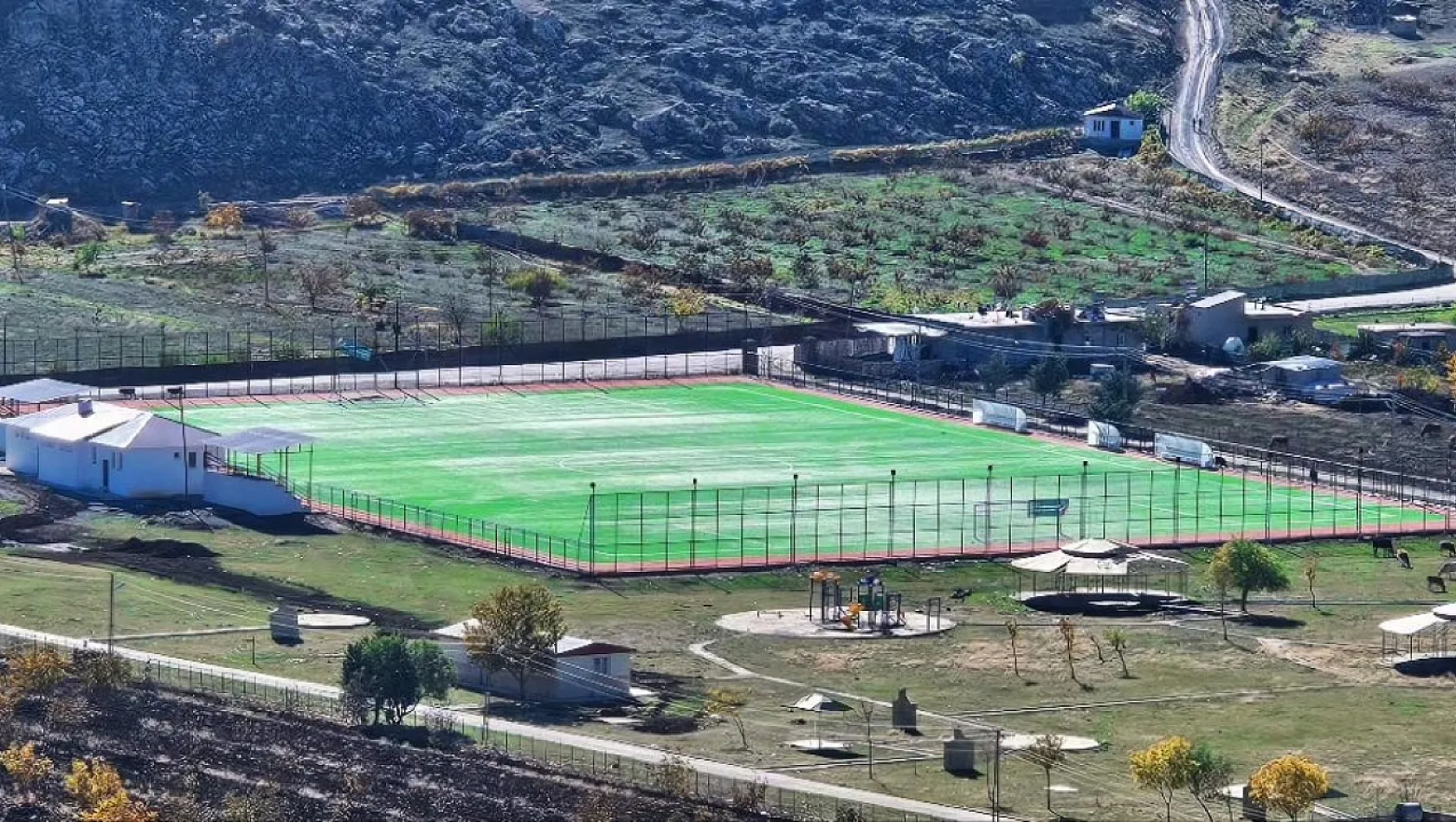 Siirt Pervari'de Modern ve Profesyonel Futbol Sahası Yapıldı