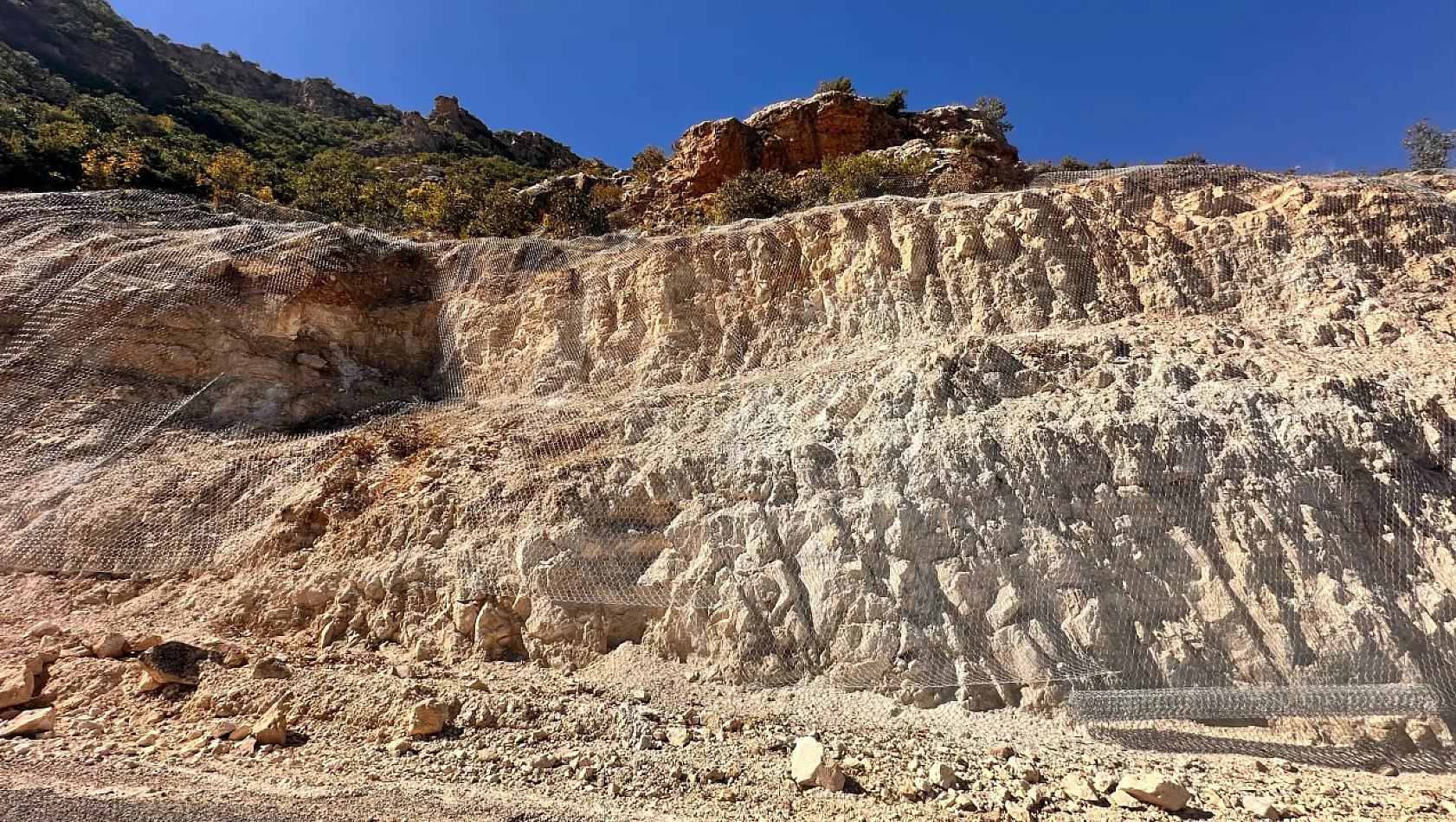 Siirt'te kaya düşme riskine karşı yüzlerce metrekarelik yamaç çelik ağla kaplandı