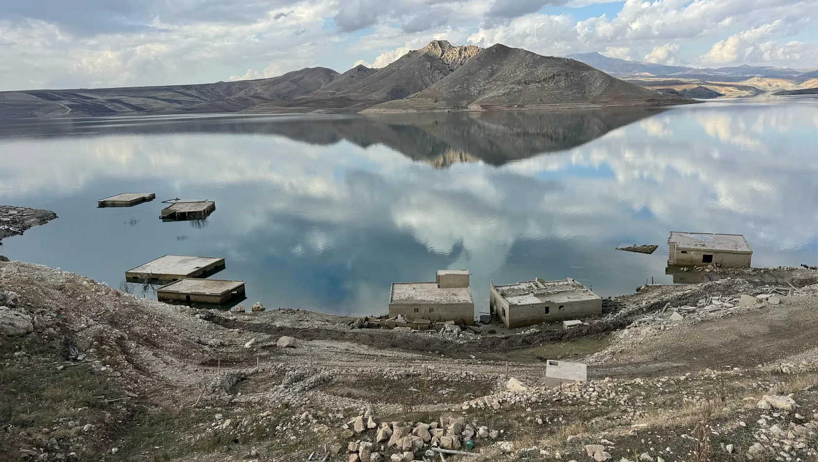 Su Seviyesi Düştü, Ilısu Barajı'nın Altında Kalan Eski Köy Gün Yüzüne Çıktı