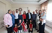Gençlik ve Spor Bakanı Osman Aşkın Bak Siirtli Şampiyon Evin Demirhan ve Ailesini Evinde Ziyaret Etti