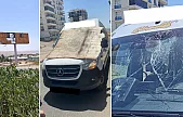 Siirt'te Facianın Eşiğinden Dönüldü! Reklam Panosundan Kopan Tahtalar Minibüsün Üzerine Uçtu!