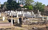 Siirt'te Vatandaş Tepkili: Siirt'te Mezarlık Bakımsızlıktan Harabeye Döndü, Hayvanlar Otluyor