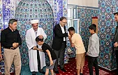 Vali Dr. Kemal Kızılkaya, Bayram Namazının Ardından Vatandaşlarla Bayramlaştı
