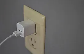 Prizde takılı bırakılan şarj aleti boştayken elektrik harcar mı?