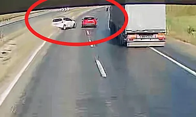 Batman Kozluk'ta Hatalı Sollama Kazaya Neden Oldu: Otomobil Şarampole Uçtu, O Anlar Kamerada