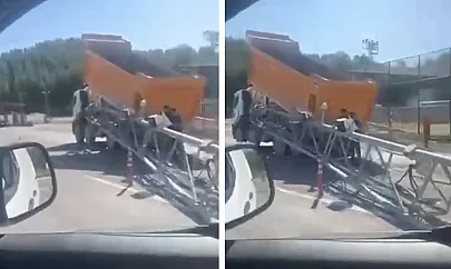 Siirt Baykan'da Damperi Açık Kalan Kamyon Direğe Çarptı: MOBESE Direği Devrildi