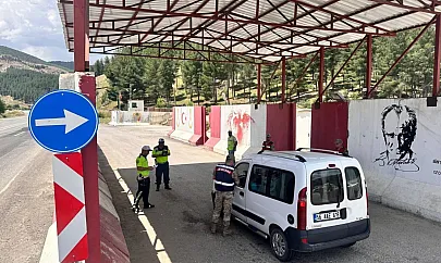 Siirt'in Baykan İlçesinde Jandarma ve Polis Ortak Trafik Denetimi: 3 Bin 88 Araç Sorgulandı