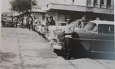 Siirt'in İlk Taksi Durağından Tarihi Kare: 1970'li Yıllardan Hatıra Fotoğrafı Ortaya Çıktı