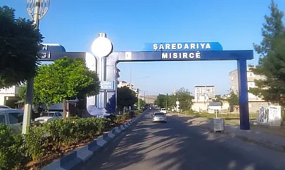 Siirt'in Kurtalan İlçesi Girişine İki Dilli Kent Tagı Montajı Tamamlandı