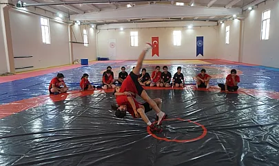 Siirt'in Minik Güreşçileri Türkiye Zirvesinde!