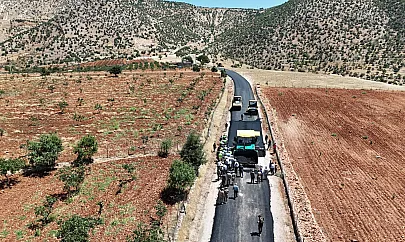 Siirt Kırsalında Altyapı Yatırımları Hız Kazandı: Erenkaya-Dağdöşü Grup Yolu Asfaltlanıyor