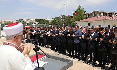 Siirt'te 15 Temmuz Şehitleri Dualarla Anıldı: Garnizon Şehitliği'nde Duygu Dolu Anlar