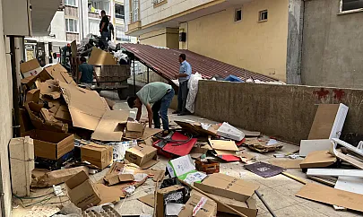 Siirt'te Apartman Boşluğundan 2 Traktör Dolusu Çöp Çıktı