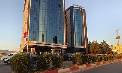 Siirt'te Barden Otel Mevkiinde İntihar Girişimi: Yol Trafiğe Kapatıldı, Güvenlik Önlemleri Artırıldı
