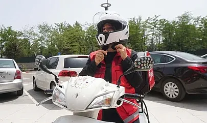 Siirt'te Bir İlk: Kadın Motokurye Beyza Olgun Kapıyı Açanları Şaşırtıyor!