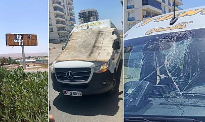 Siirt'te Facianın Eşiğinden Dönüldü! Reklam Panosundan Kopan Tahtalar Minibüsün Üzerine Uçtu!