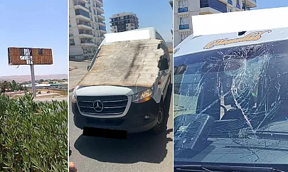 Siirt'te Facianın Eşiğinden Dönüldü! Reklam Panosundan Kopan Tahtalar Minibüsün Üzerine Uçtu!