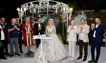 Siirt Valisi Dr. Kemal Kızılkaya, Kardeş ve Özkoyuncu Çiftinin Nikah Şahidi Oldu! Genç Çifte Ömürlük Mutluluk Dileği