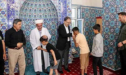 Vali Dr. Kemal Kızılkaya, Bayram Namazının Ardından Vatandaşlarla Bayramlaştı