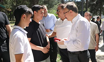 Vali Kızılkaya ve Canpolat, Sosyal Tesislerde Gençlerle Buluştu