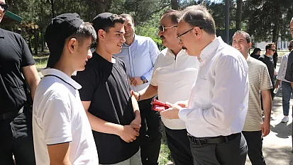Vali Kızılkaya ve Canpolat, Sosyal Tesislerde Gençlerle Buluştu