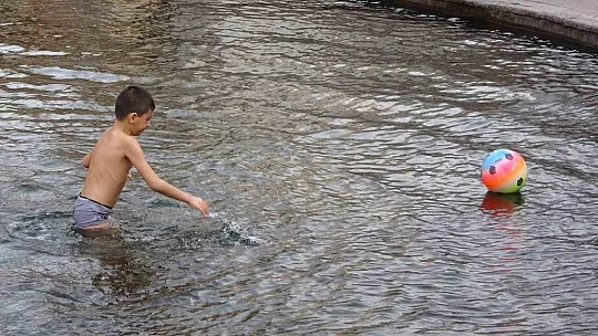 'Hava sıcak' deyip suya girdi, titreyerek röportaj verdi