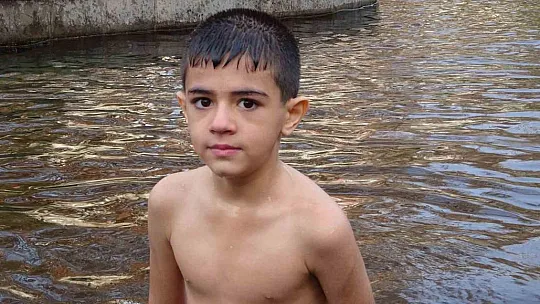 'Hava sıcak' deyip suya girdi, titreyerek röportaj verdi