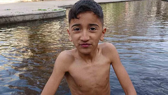 'Hava sıcak' deyip suya girdi, titreyerek röportaj verdi