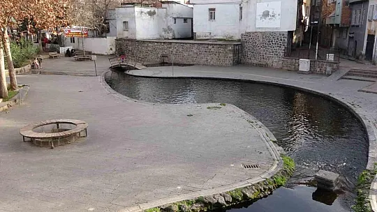 'Hava sıcak' deyip suya girdi, titreyerek röportaj verdi