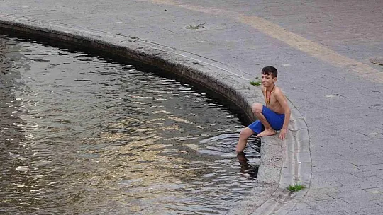 'Hava sıcak' deyip suya girdi, titreyerek röportaj verdi