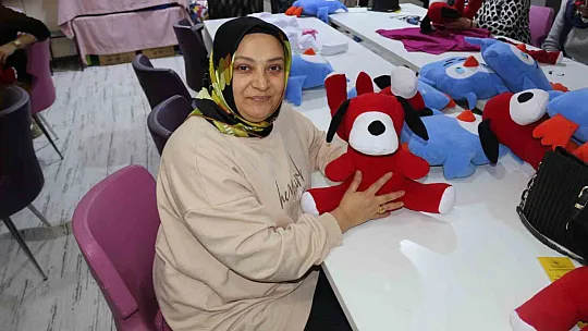 'Zivzik' narından esinlenen kadınlar, ürettikleri oyuncaklar ile ev ekonomisine katkı sağlıyor