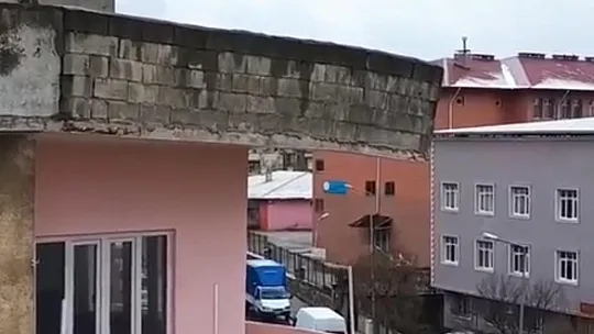 Siirt'te Yüzlerce Öğrencinin Geçtiği Yolda Ölüm Tehlikesi! Çocukların Canı Söz Konusu