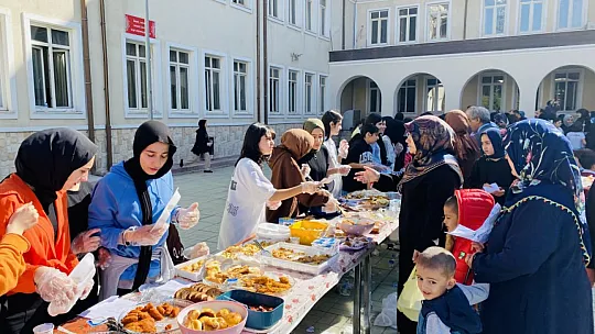 Siirt'te Filistin Yararına Düzenlenen Kermese Yoğun İlgi