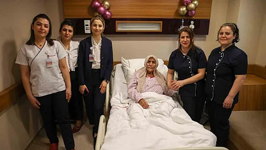 111 yaşında hem enkazdan sağ çıktı hem de yakalandığı zatürreyi atlattı