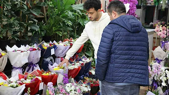 14 Şubat'ta sevgililer yapay güle yöneldi