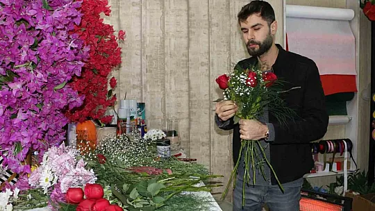 14 Şubat'ta sevgililer yapay güle yöneldi