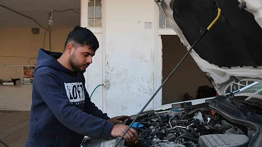19 yaşında motor ustası oldu
