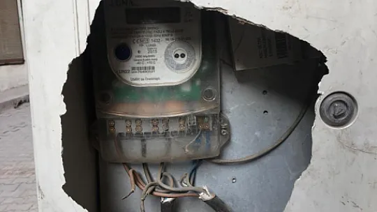 Siirt'te Tahrip Edilen Elektrik Panosu Tehlike Saçıyor