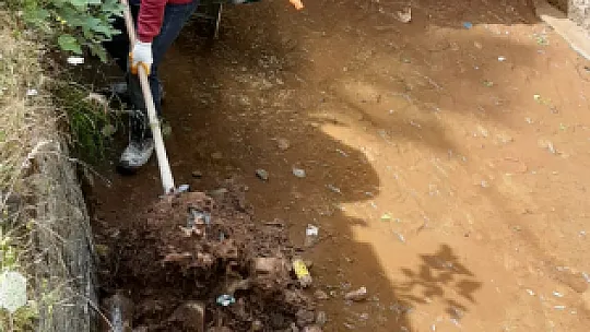 Siirt'in Baykan İlçesinde İşçiler Paçayı Sıvayıp Dereye Girdi