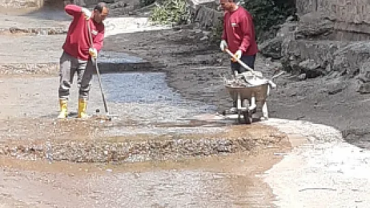 Siirt'in Baykan İlçesinde İşçiler Paçayı Sıvayıp Dereye Girdi